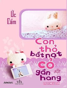 Con Thỏ 'Bắt Nạt' Cỏ Gần Hang